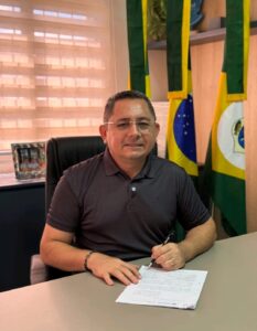 Prefeito de Banabuiú concede aumento de 50% na gratificação de profissionais da educação