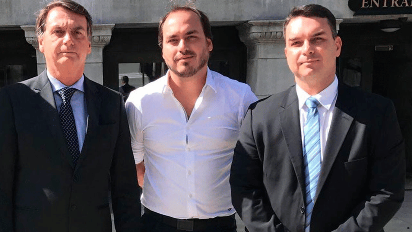 Carlos Bolsonaro aponta traições na direita: “Meu pai está literalmente se matando”