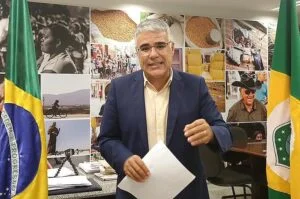 Eduardo Girão pode disputar o Governo do Ceará pelo PL, representando ala bolsonarista do Estado