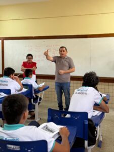 Prefeito de Banabuiú confere qualidade do transporte escolar e visita escolas na volta às aulas