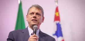 Tarcísio diz que daria indulto a Bolsonaro como primeiro ato como presidente e afirma que não confia na Justiça