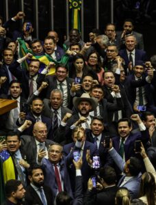 Deputados articulam plano para incluir perdão total a Bolsonaro durante votação da anistia