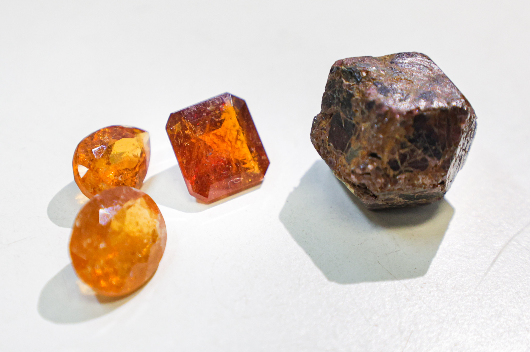 Minerais grossulária lapidados e não lapidados