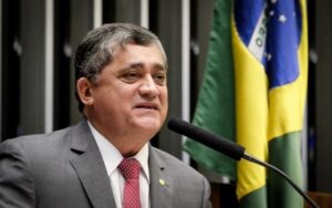 PT vai fazer “limpa” em cargos e emendas de deputados que não apoiam governo Lula, diz Guimarães