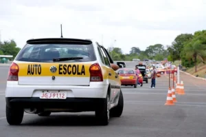 Contran aprova resolução que elimina obrigatoriedade de aulas em autoescola para obter CNH