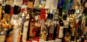 Ministério da Saúde recomenda evitar consumo de bebidas destiladas após aumento de casos de metanol