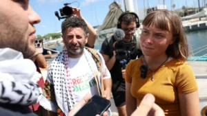 Ativista ambiental Greta Thunberg teria sido obrigada a rastejar e a beijar bandeira de Israel, diz The Guardian