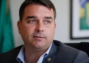 Atlas/Bloomberg: Flávio Bolsonaro aparece numericamente à frente de Lula em eventual 2º turno, com empate técnico