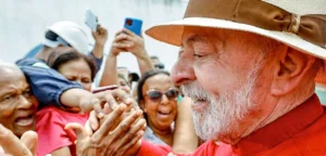 Pesquisa Atlas aponta tendência de reeleição de Lula no primeiro turno