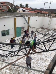 Teto de igreja evangélica desaba durante conserto em Choró
