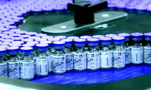 Começa vacinação de 1,2 milhão de profissionais de saúde contra dengue