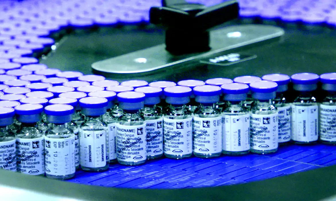 Começa vacinação de 1,2 milhão de profissionais de saúde contra dengue
