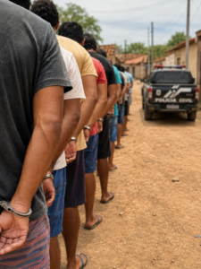 Após prisão coletiva de 15 moradores, Justiça manda Enel ligar energia em comunidade de Quixadá