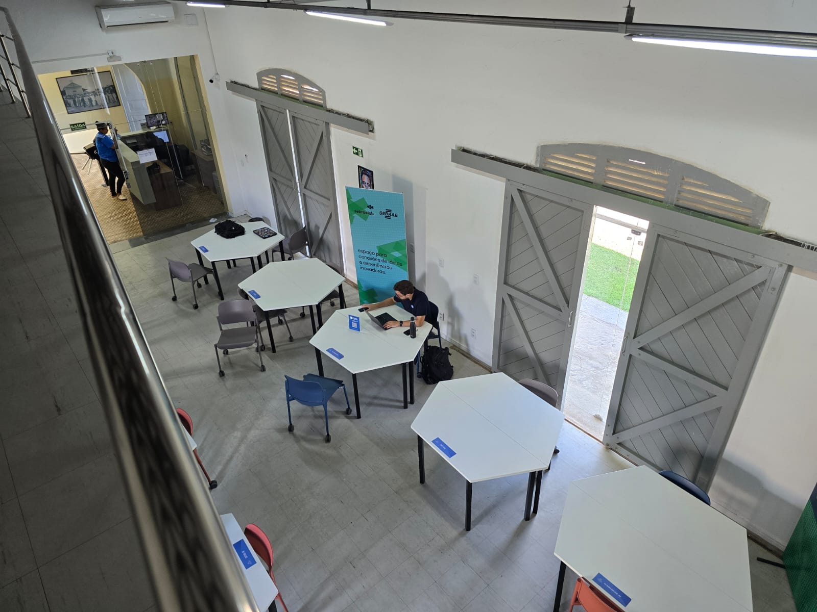Vista superior da área compartilhada de trabalho da Estação Tecnológica