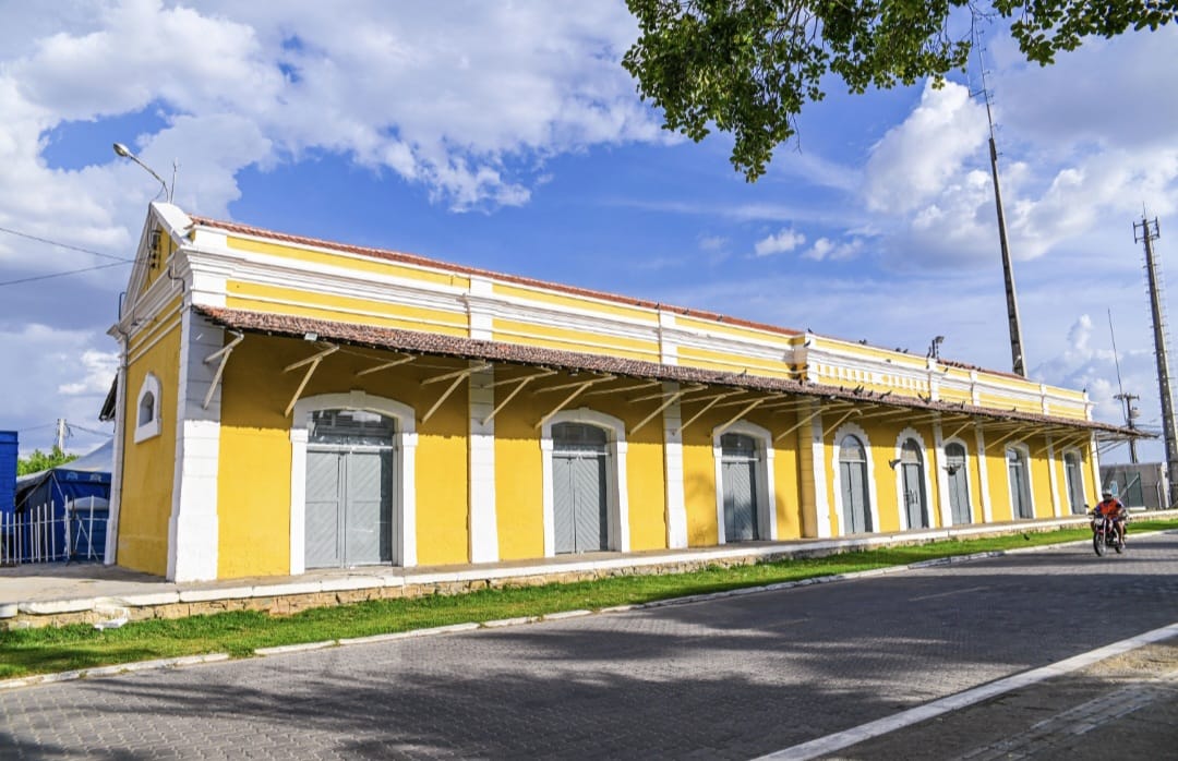 Fachada amarela da Estação Tecnológica de Quixadá