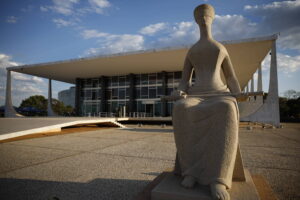 Bancada de Flávio no Senado já tem votos suficientes para esvaziar força do STF