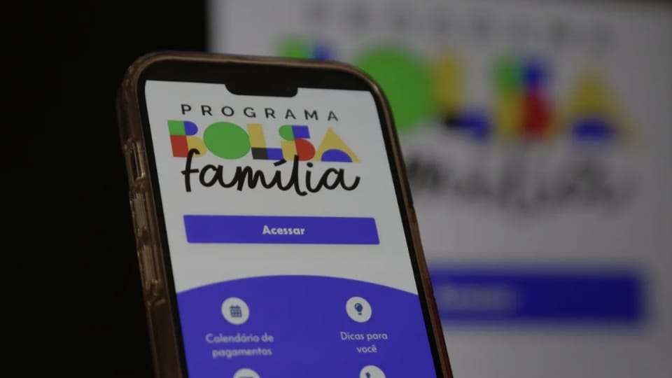 Tela de celular com o aplicativo Bolsa Família